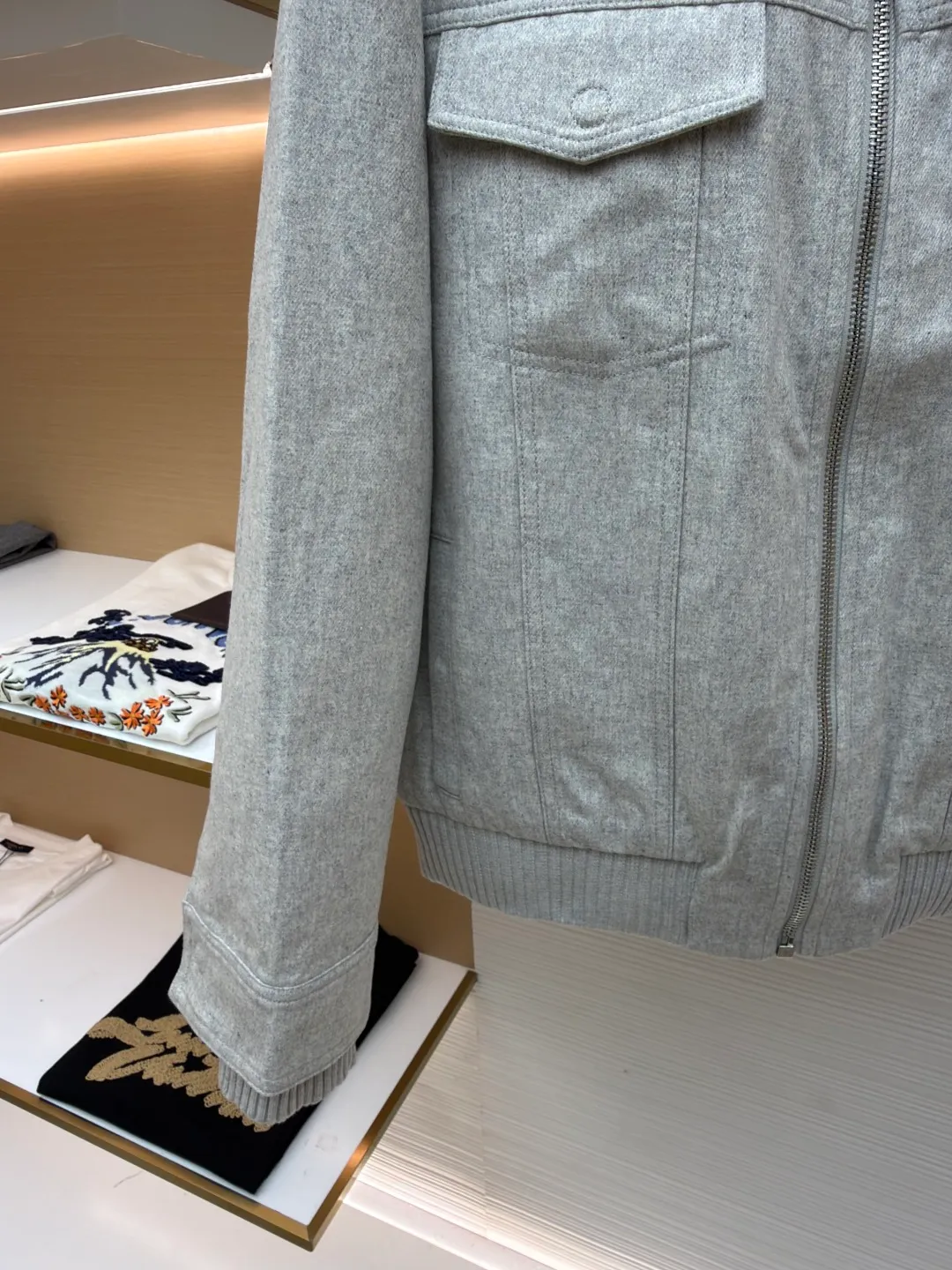 LOUIS VUITTON SKI ski series fur collar jacket ●Original version: purchased and developed by 46969 ●Item number: 1681175-D60 ●Fabric: cashmere lamb fabric ●Technology: high temperature pressing ●Color: gray ●Version: fitted version ●Weight: about 1340 grams ●Size: 46-48-50-52 ●Description: Woolen fabric made of 100% pure wool custom-dyed with floral gray yarn. The fur collar is made of real lamb fur, which is silky and skin-friendly. The diamond-embroidered pearl logo on the chest is pressed with heavy industry and high temperature. The leather tag on the back is real calfskin, artificially hand-stitched, and a customized No. 5 leather rope zipper. The overall routing is straight and delicate, the fabric is comfortable and soft, the color is consistent and there is no color difference, it can be matched with the same style to create a fashionable look, and can be used in various occasions, customized accessories, complete with three standards, the same style for men and women!